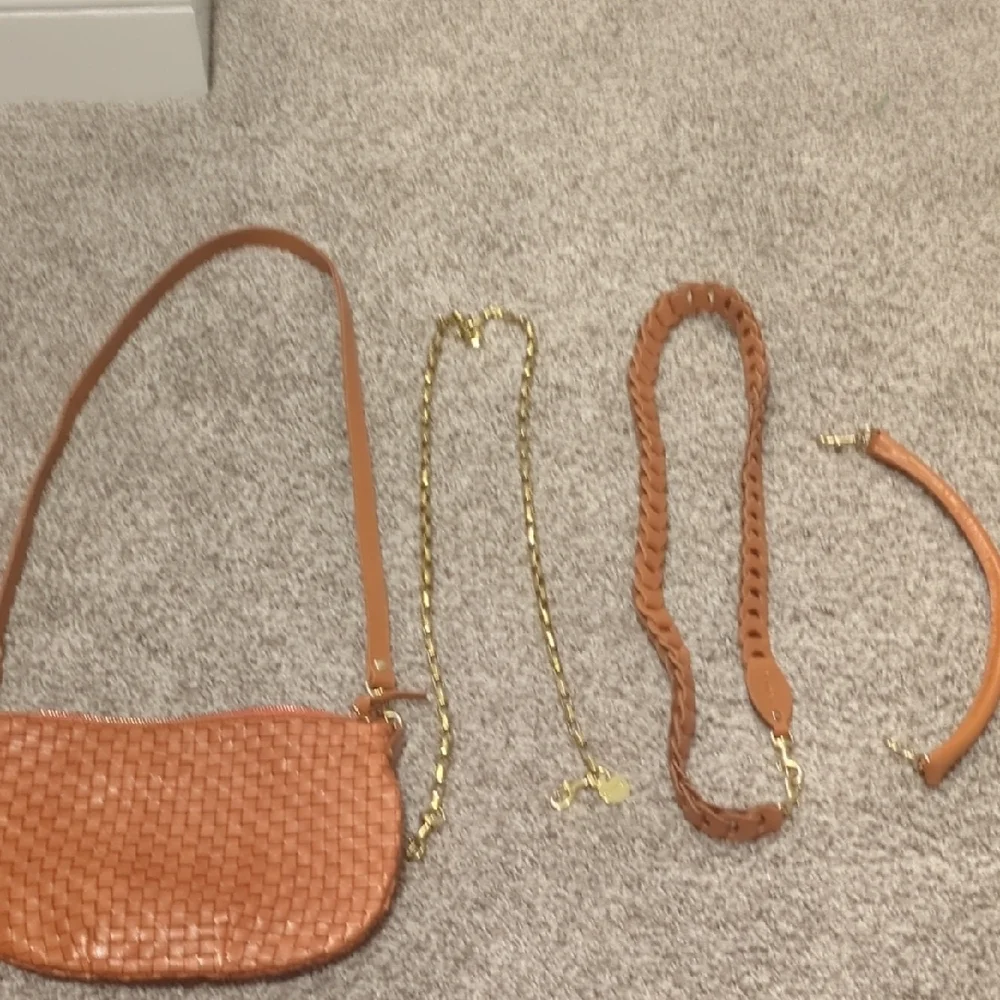 Clare v. Moyen Messenger Petite - Picture 2 of 8